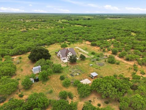 1253 County Road 7421 Yancey TX 78886