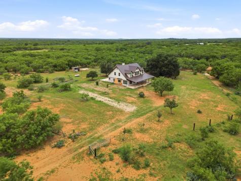 1253 County Road 7421 Yancey TX 78886