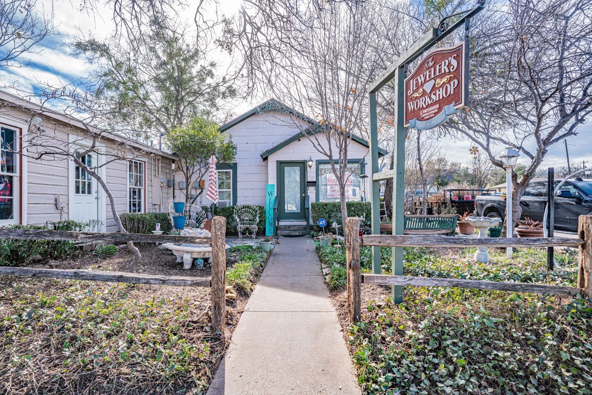 115 W Bridge Street Granbury TX 76048