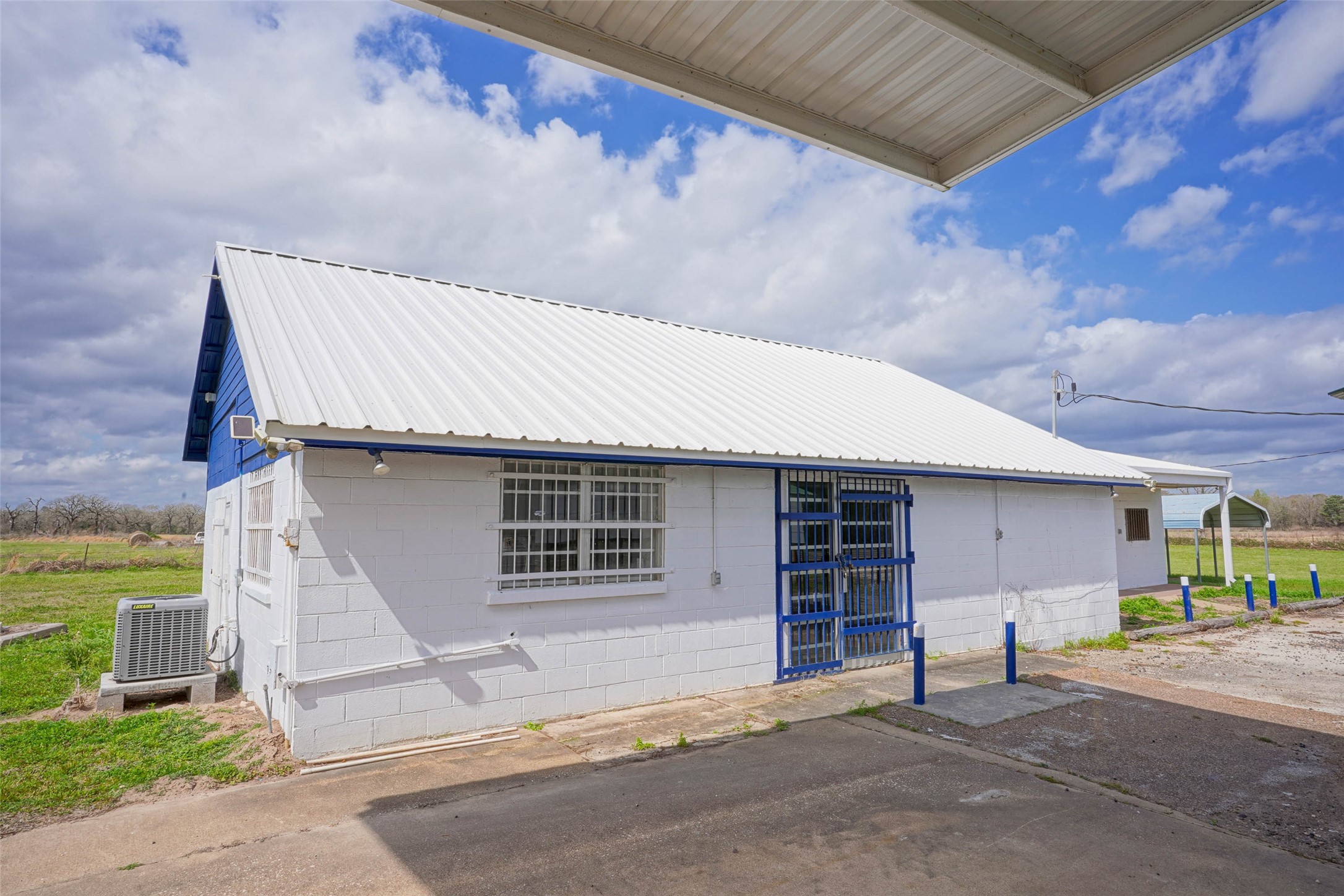 11833 Highway 90 N Bedias TX 77831