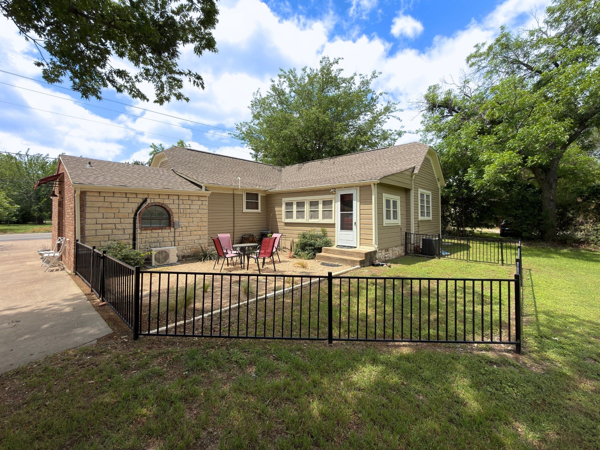902 W Pearl Street Granbury TX 76048
