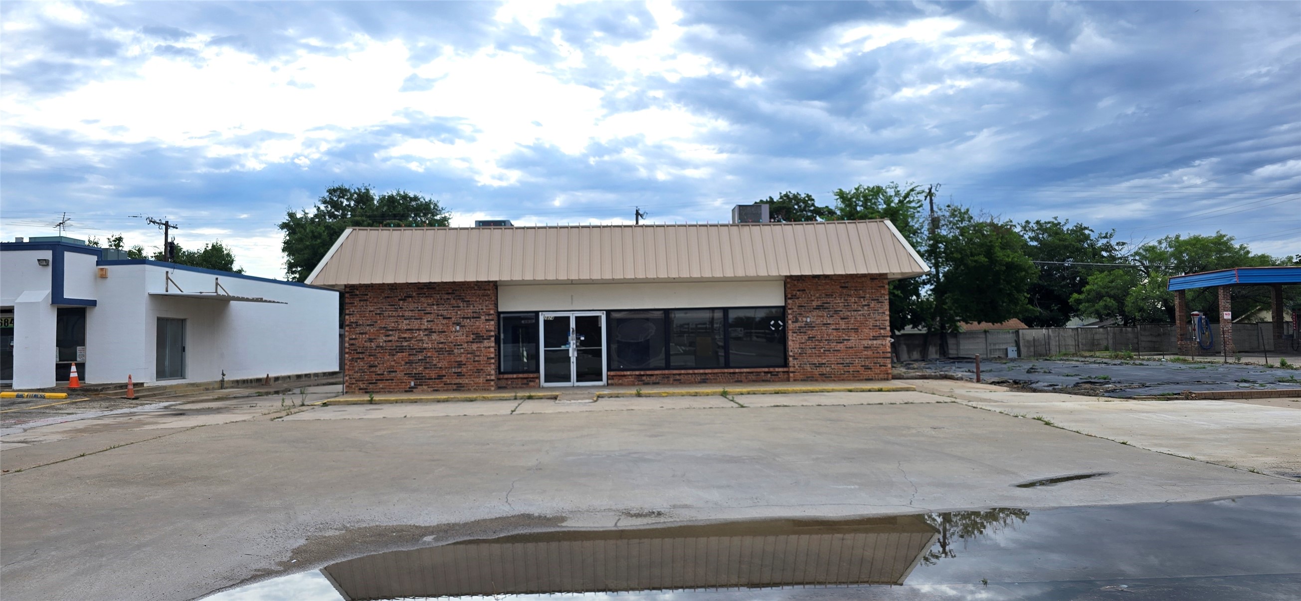 2824 Brown Trail Bedford TX 76021