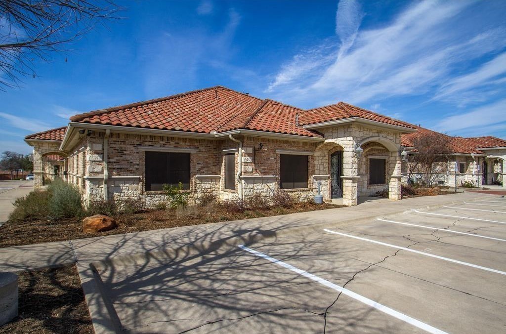 1135 Kinwest Parkway Irving TX 75063