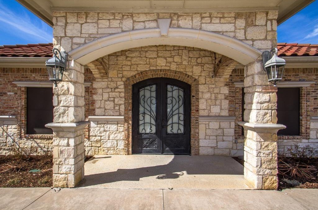 1135 Kinwest Parkway Irving TX 75063