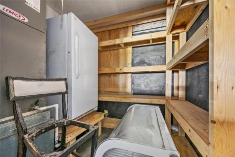 112 Gassaway Avenue Lott TX 76656