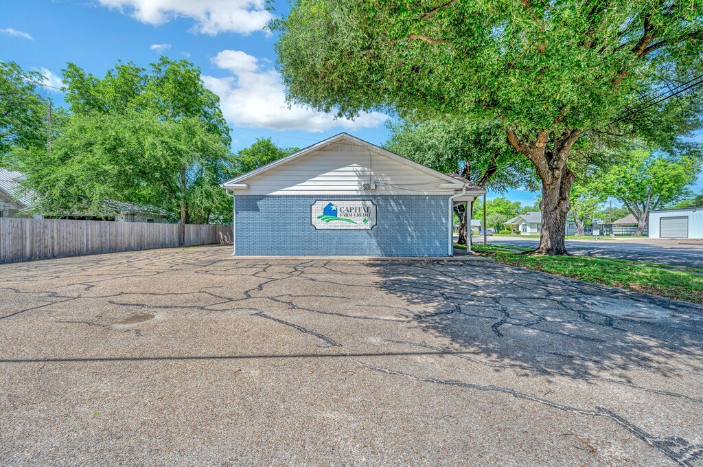 706 W 5th Street Clifton TX 76634