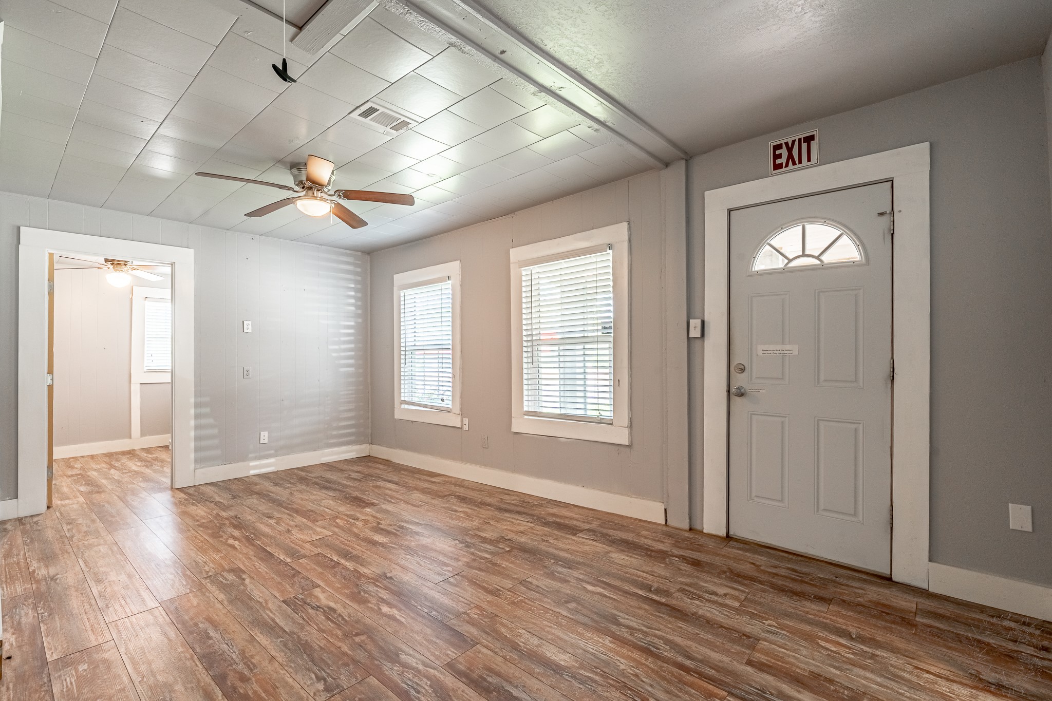 1031 W Pearl Street Granbury TX 76048