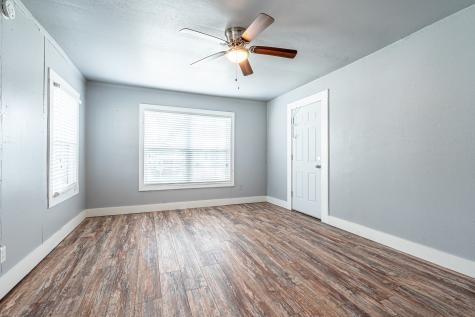 1031 W Pearl Street Granbury TX 76048