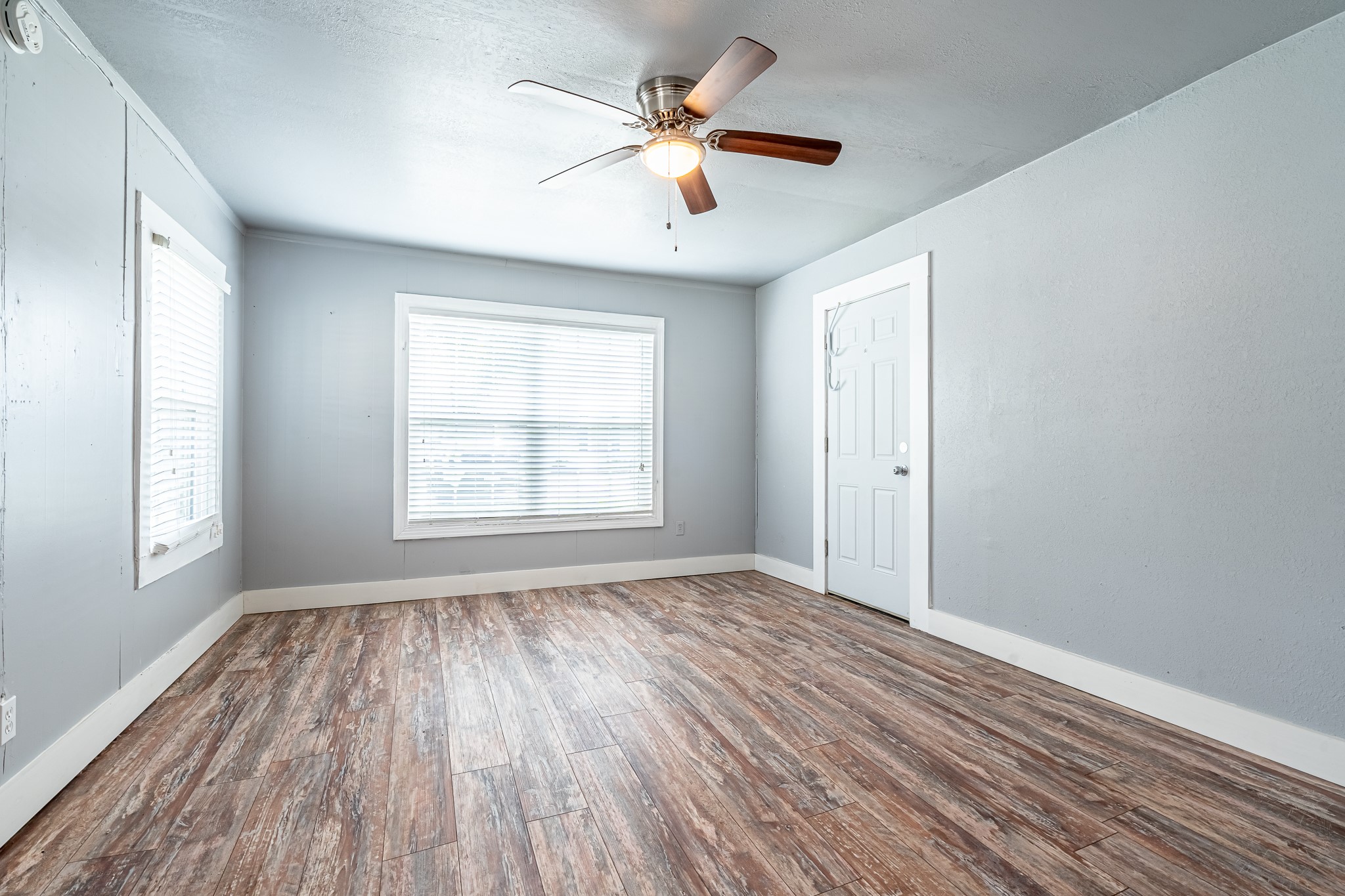 1031 W Pearl Street Granbury TX 76048