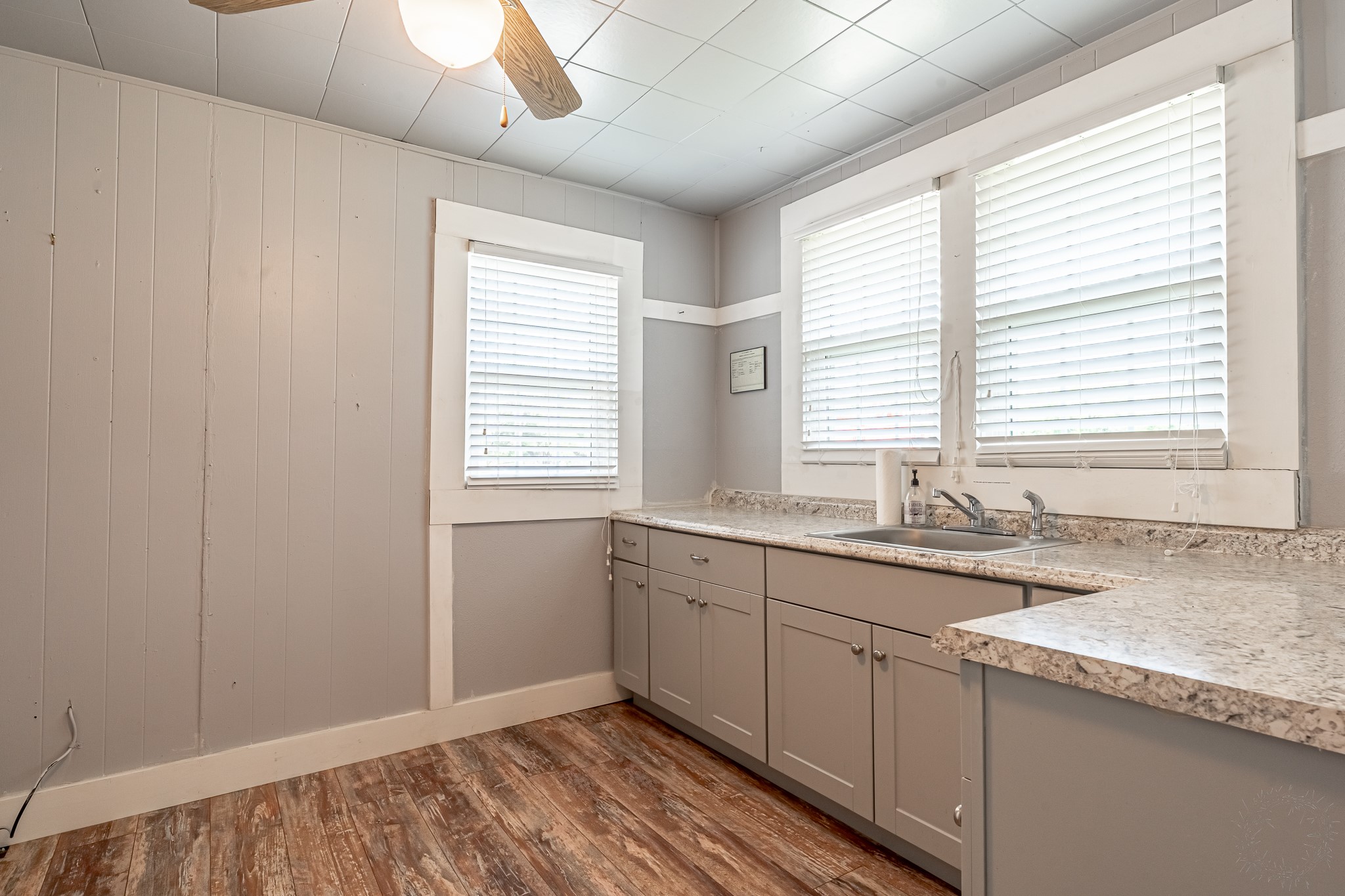 1031 W Pearl Street Granbury TX 76048
