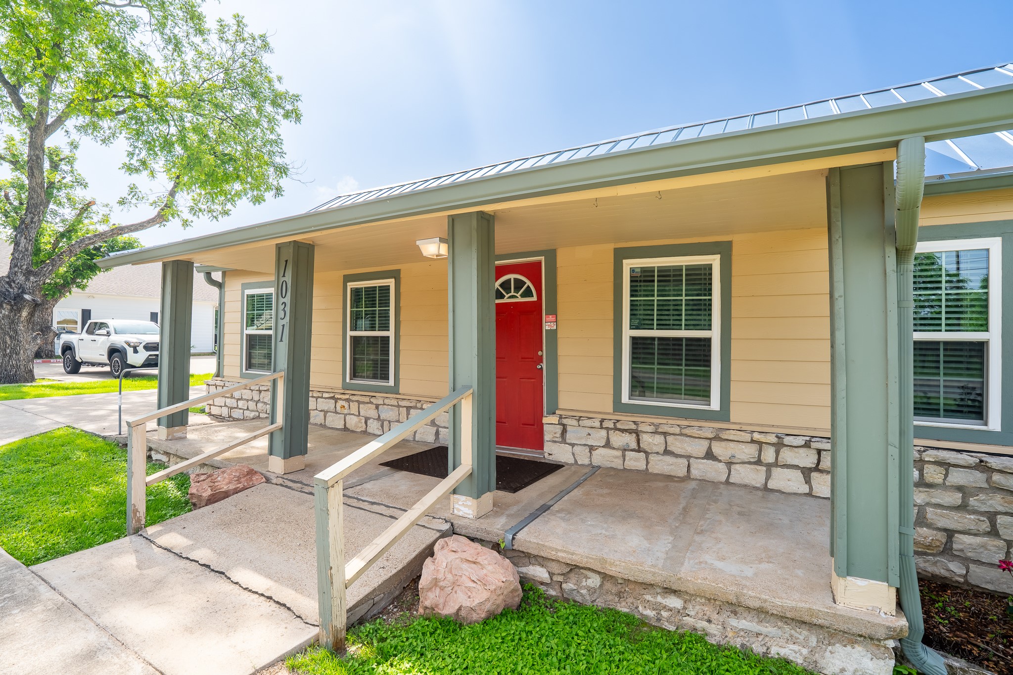1031 W Pearl Street Granbury TX 76048