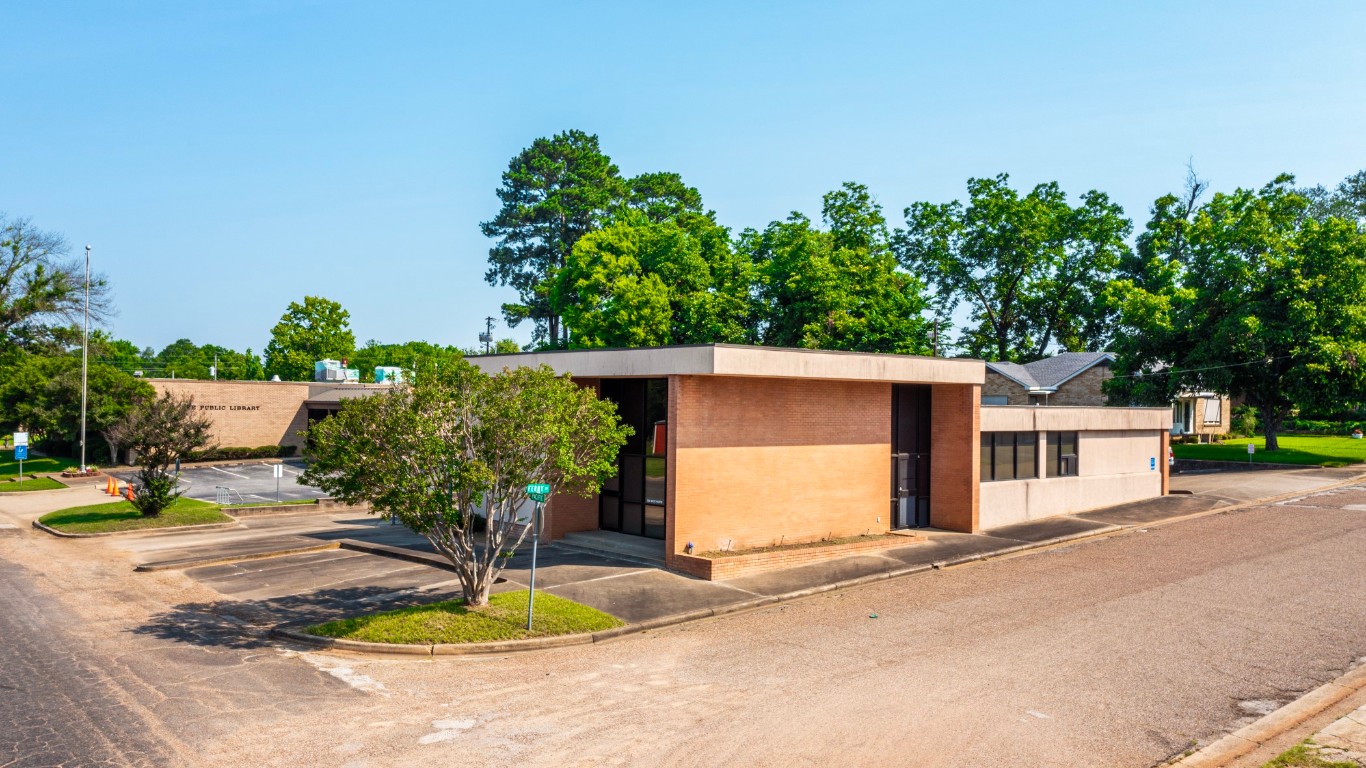 300 W Pacific Avenue Gladewater TX 75647