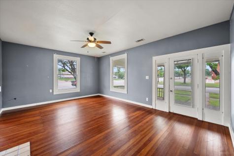 607 W Brown Street Ennis TX 75119