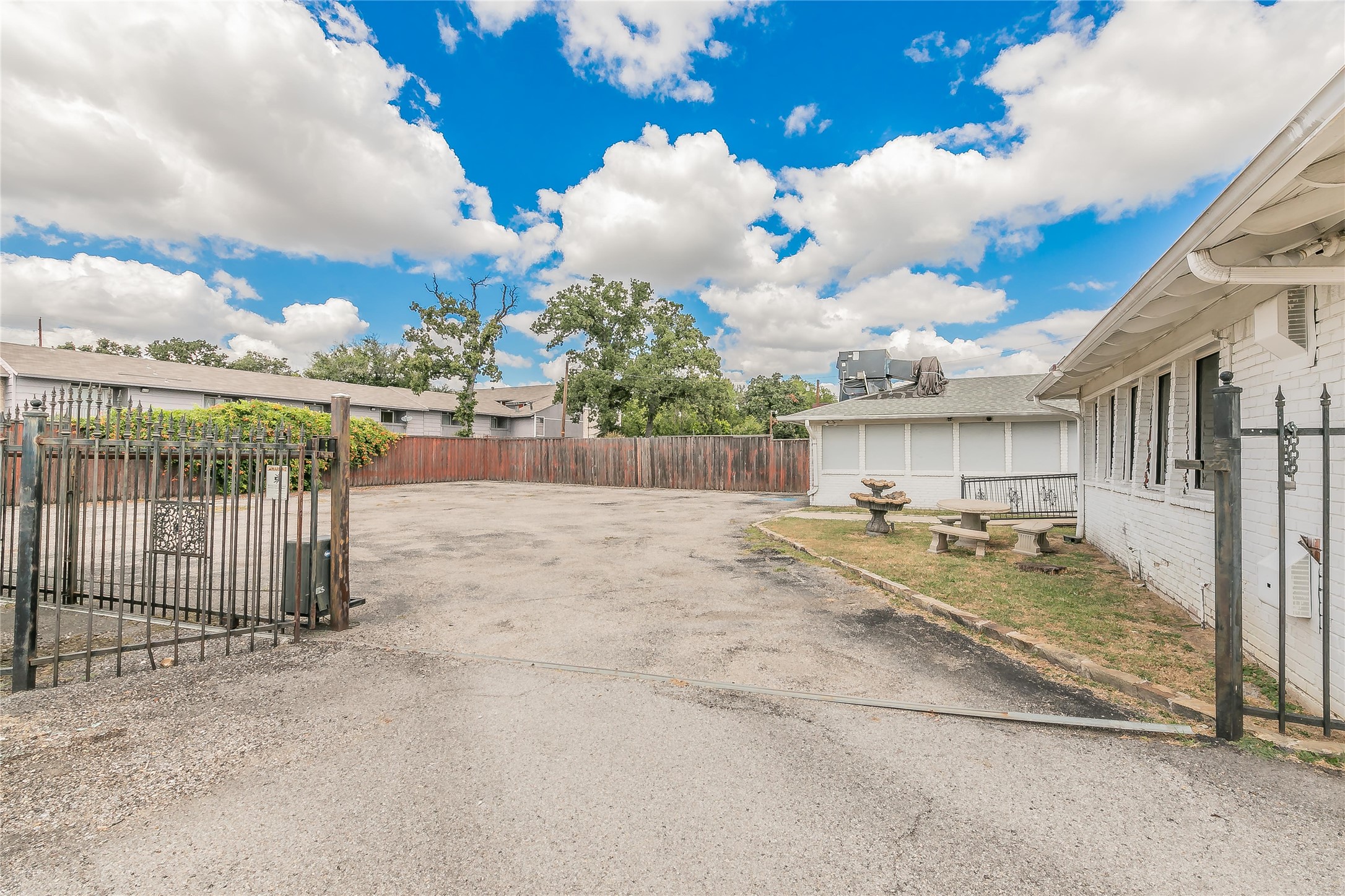 2823 Kendale Drive Dallas TX 75220