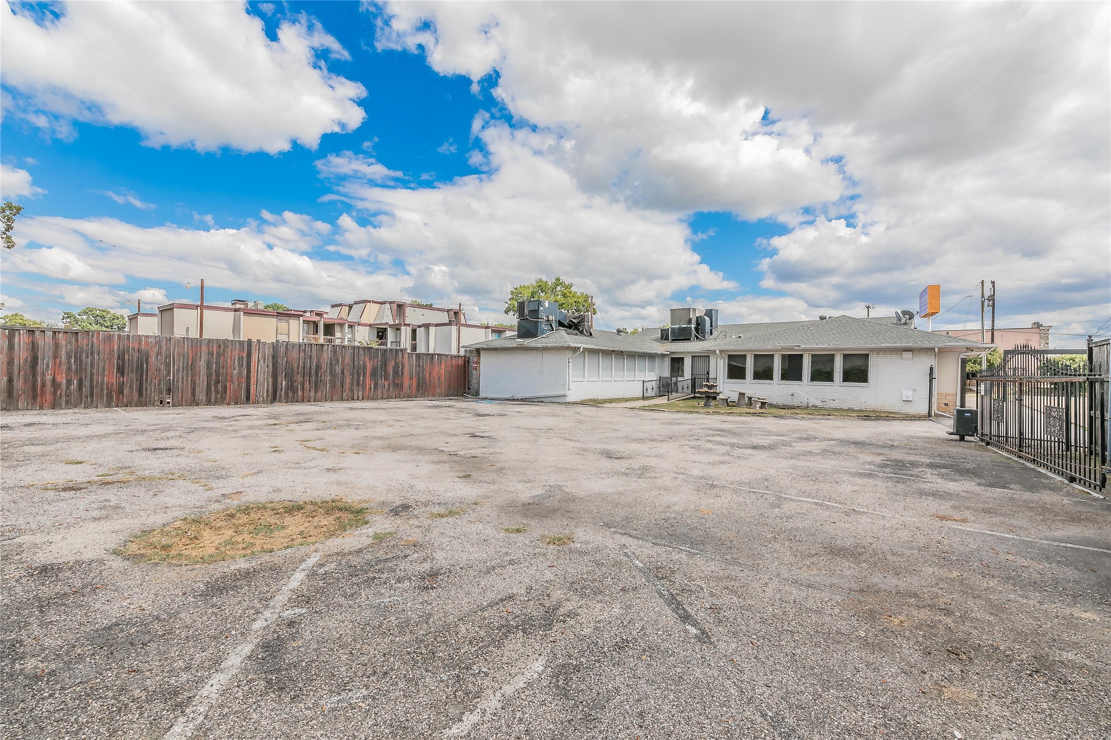 2823 Kendale Drive Dallas TX 75220