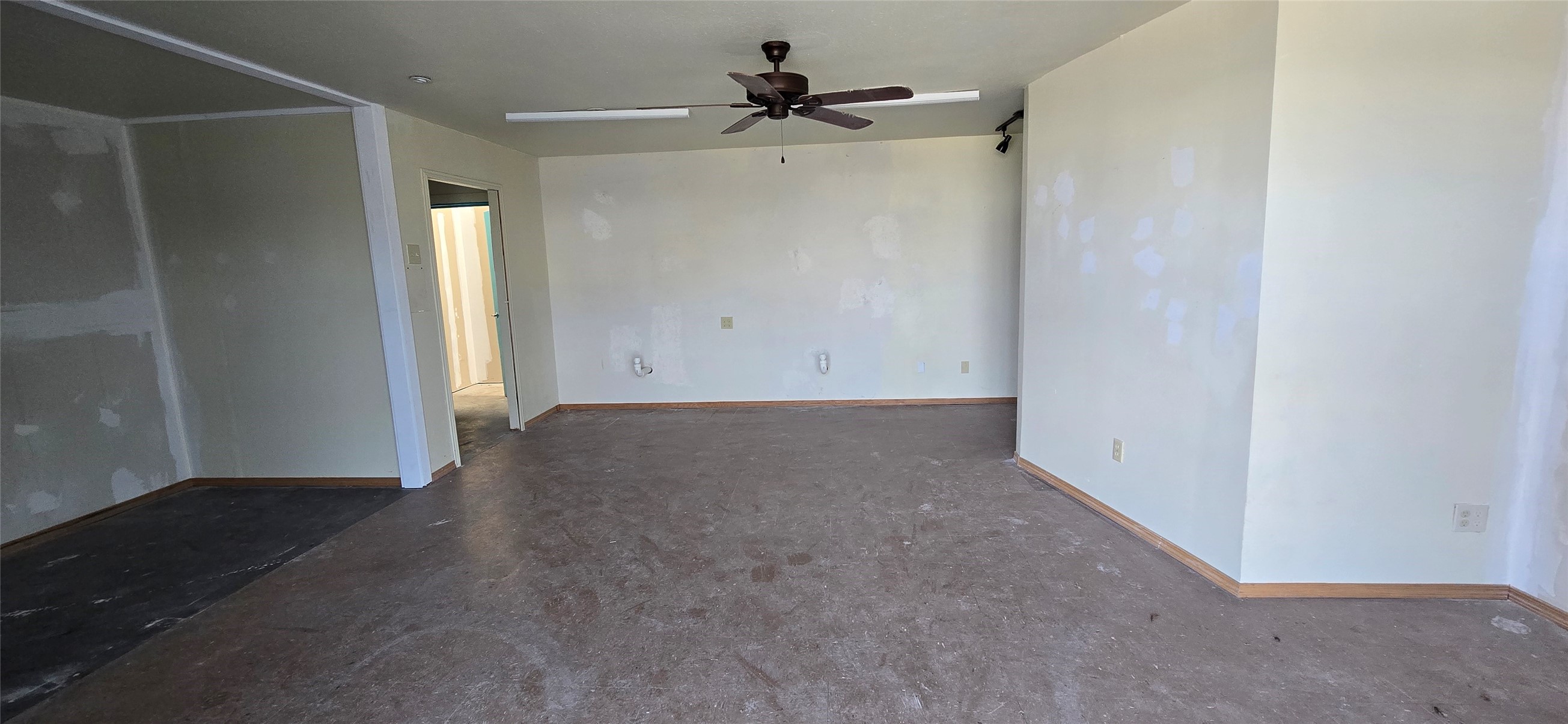 206 Kings Plaza Granbury TX 76049