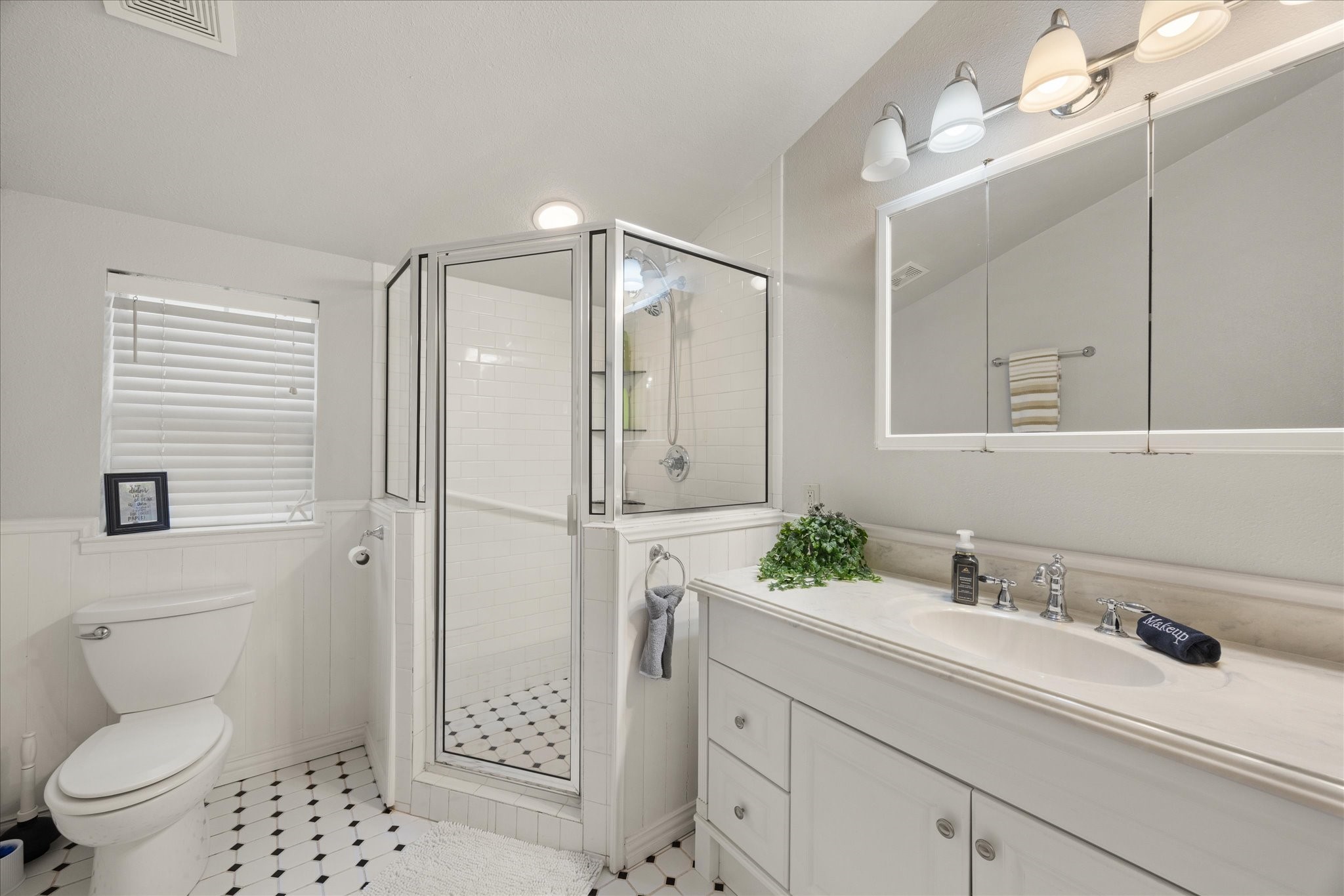1002 W Pearl Street Granbury TX 76048