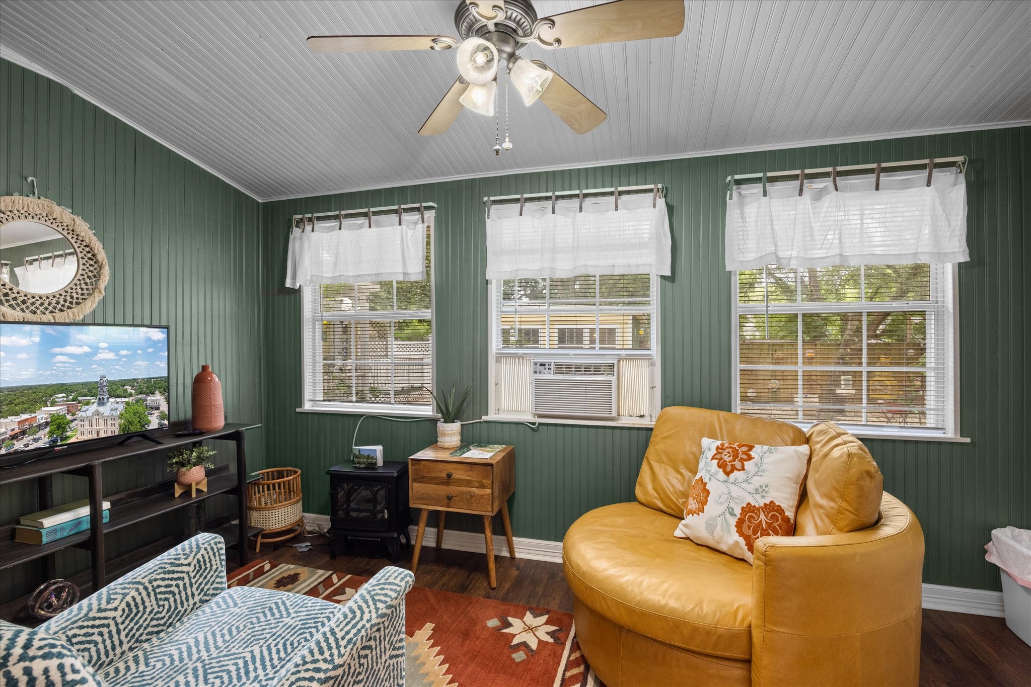 1002 W Pearl Street Granbury TX 76048