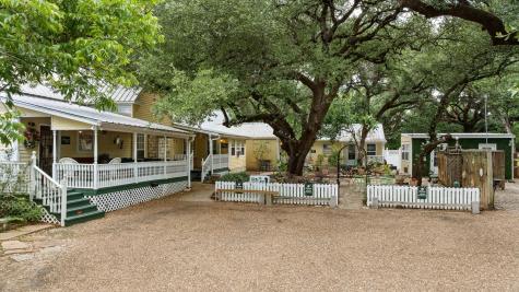 1002 W Pearl Street Granbury TX 76048