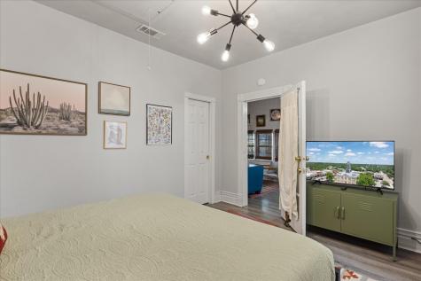 1002 W Pearl Street Granbury TX 76048