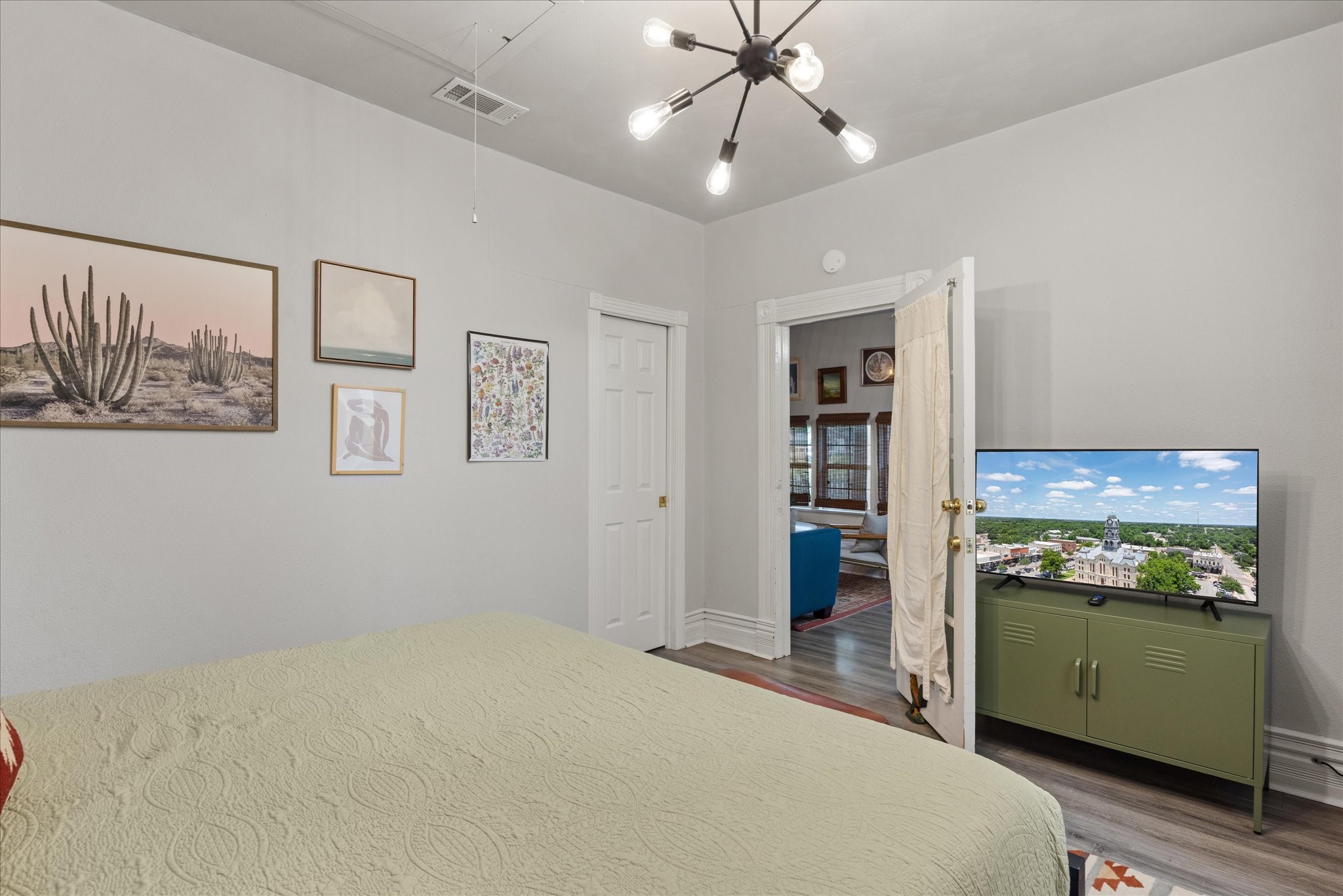 1002 W Pearl Street Granbury TX 76048