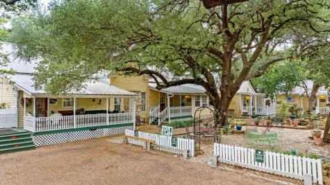 1002 W Pearl Street Granbury TX 76048