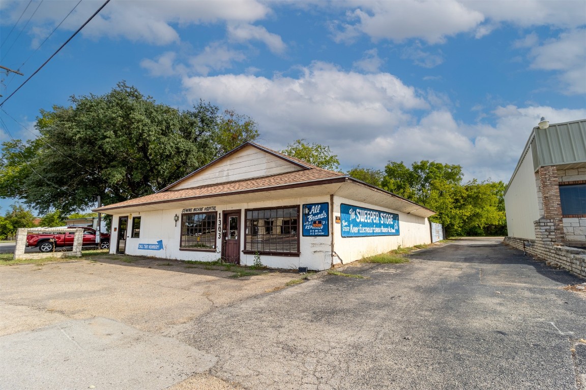 1303 W Pearl Street Granbury TX 76048