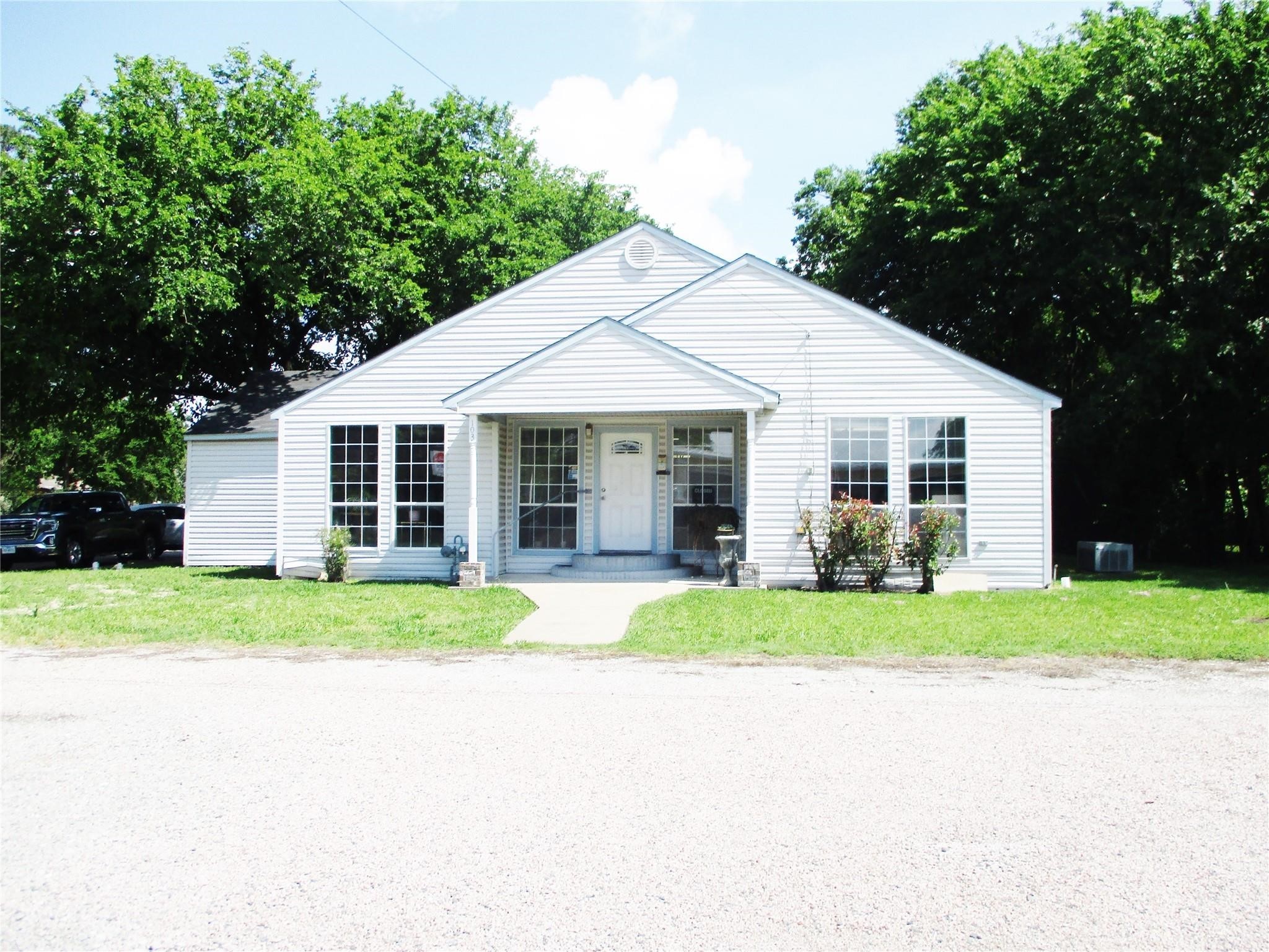103 E Denison Avenue Bonham TX 75418