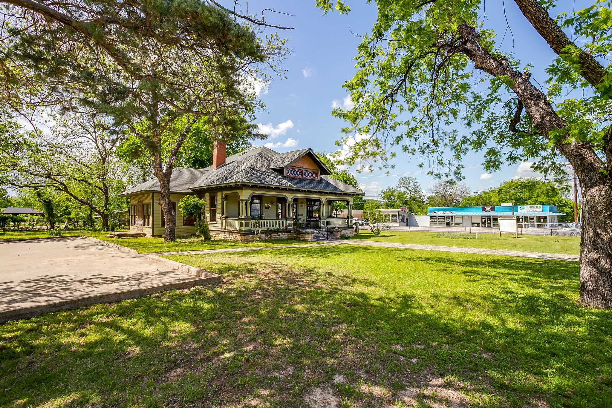 106 S Jones Street Granbury TX 76048