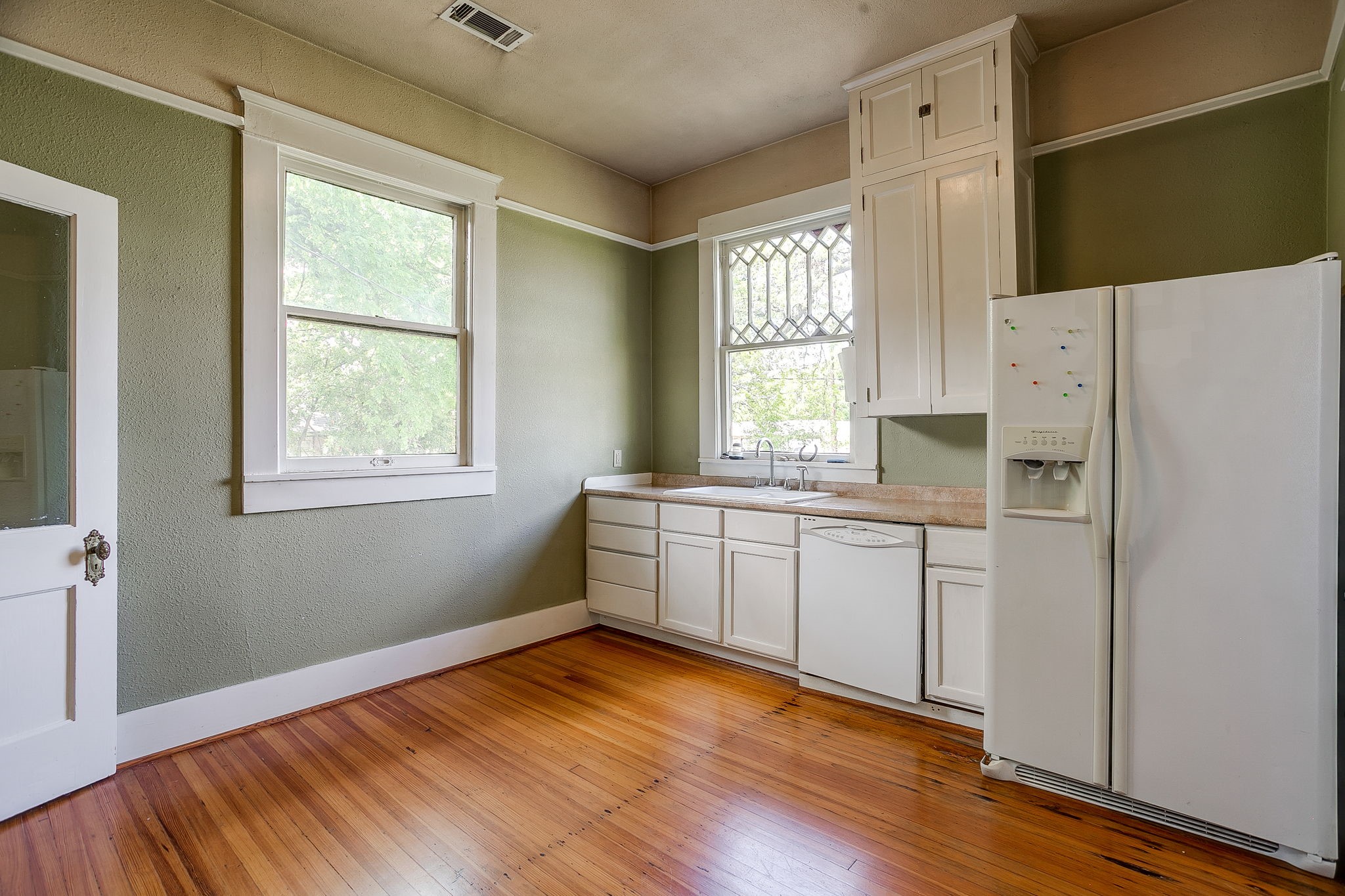 106 S Jones Street Granbury TX 76048