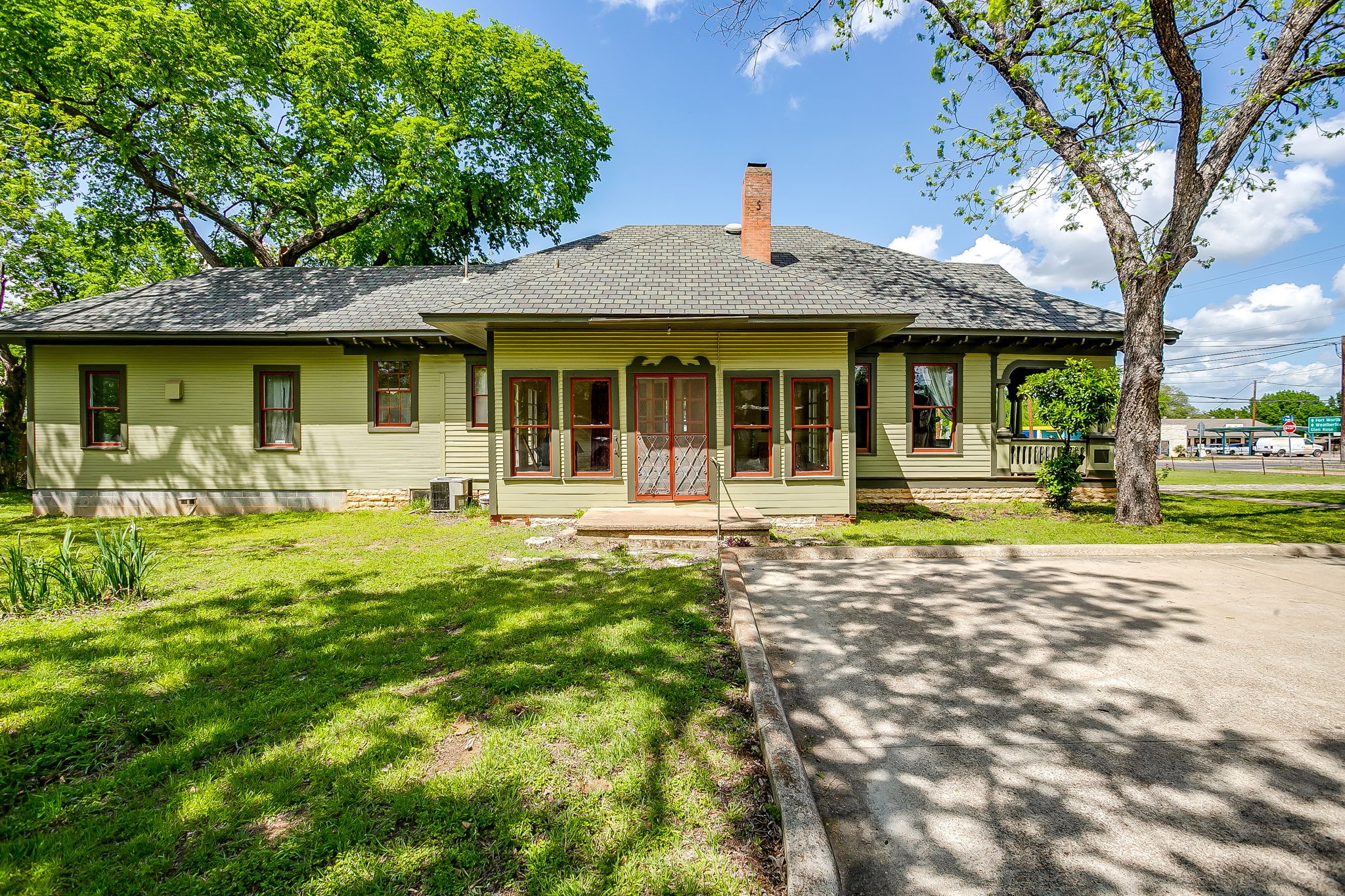 106 S Jones Street Granbury TX 76048