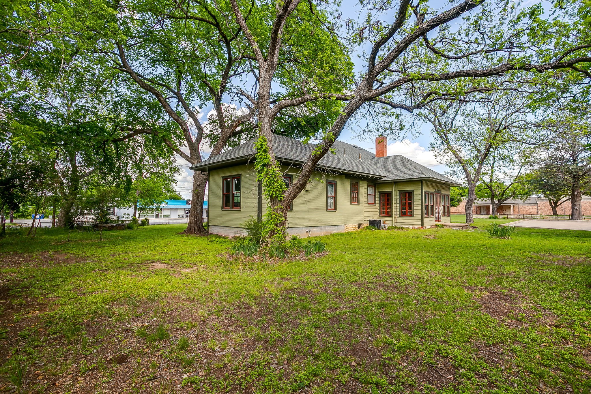 106 S Jones Street Granbury TX 76048