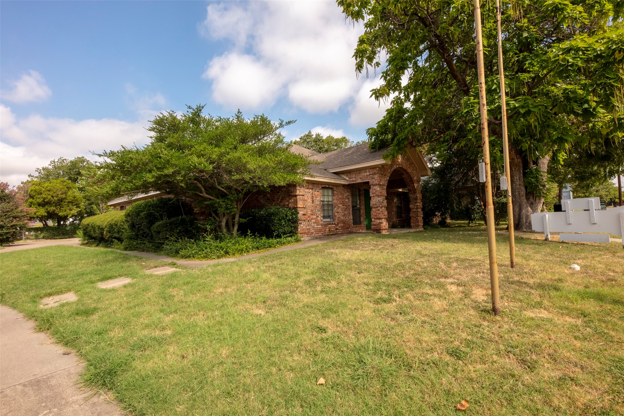 1005 N Elm Street Denton TX 76201