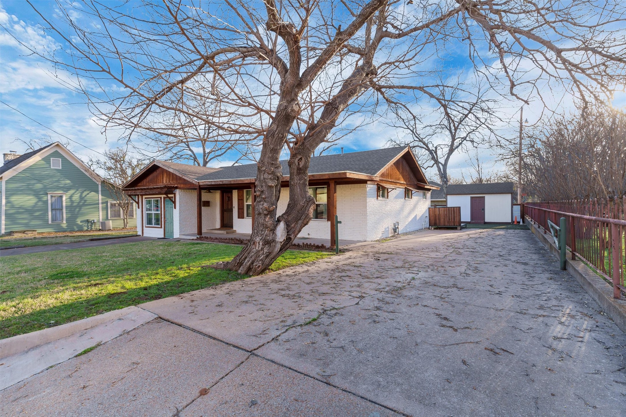 212 N Crockett Street Granbury TX 76048