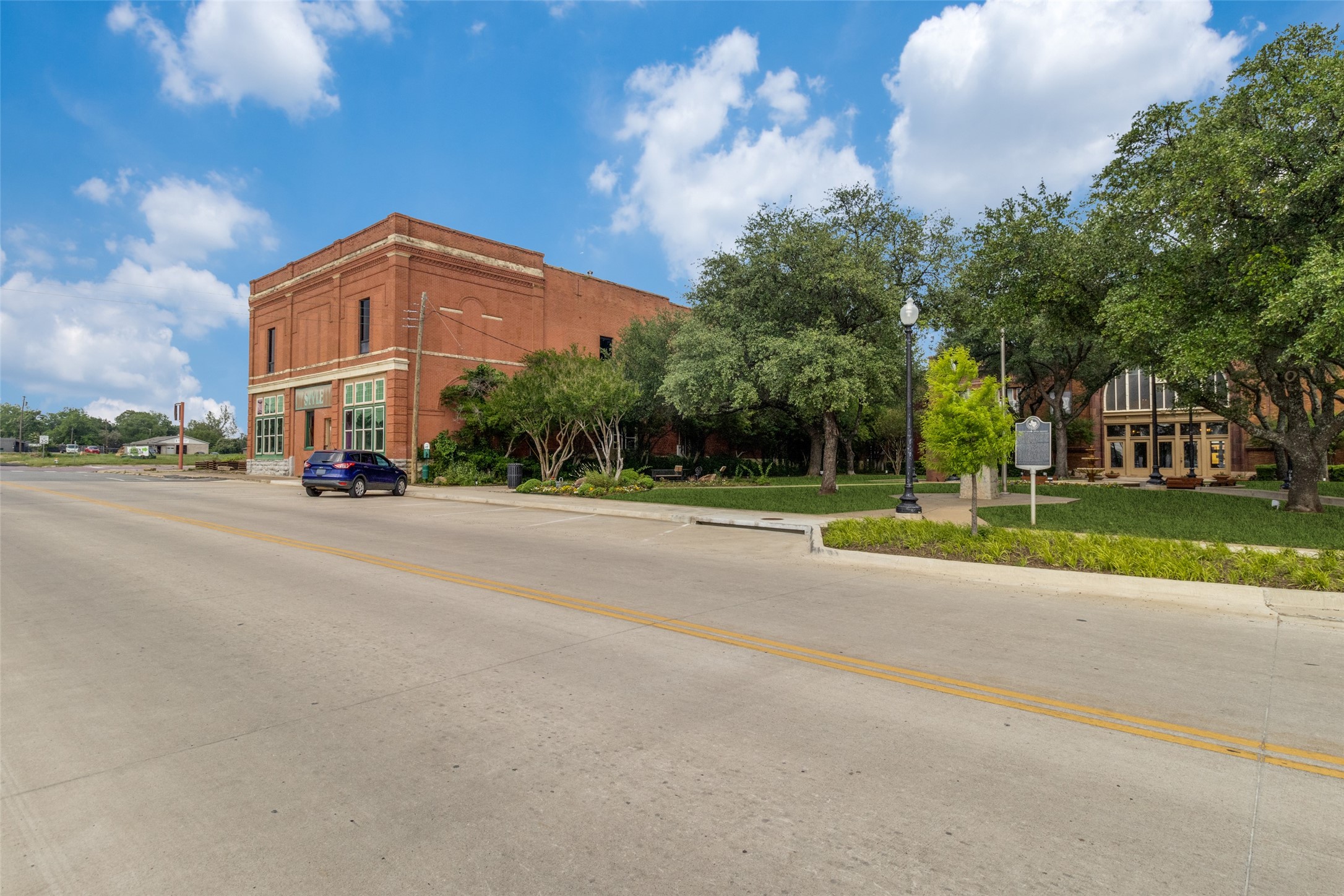114 N Houston Avenue Denison TX 75021