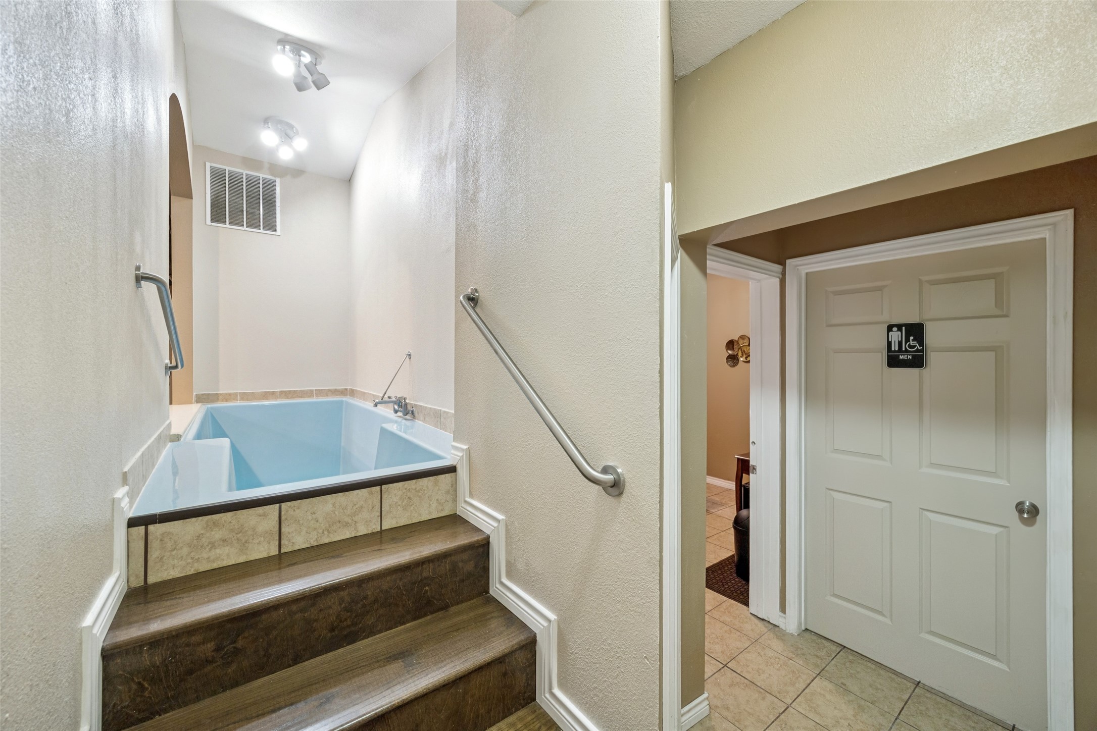 1738 Nomas Street Dallas TX 75212