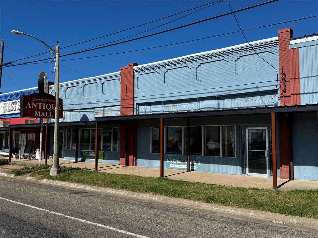 208 E Gassaway Avenue Lott TX 76656