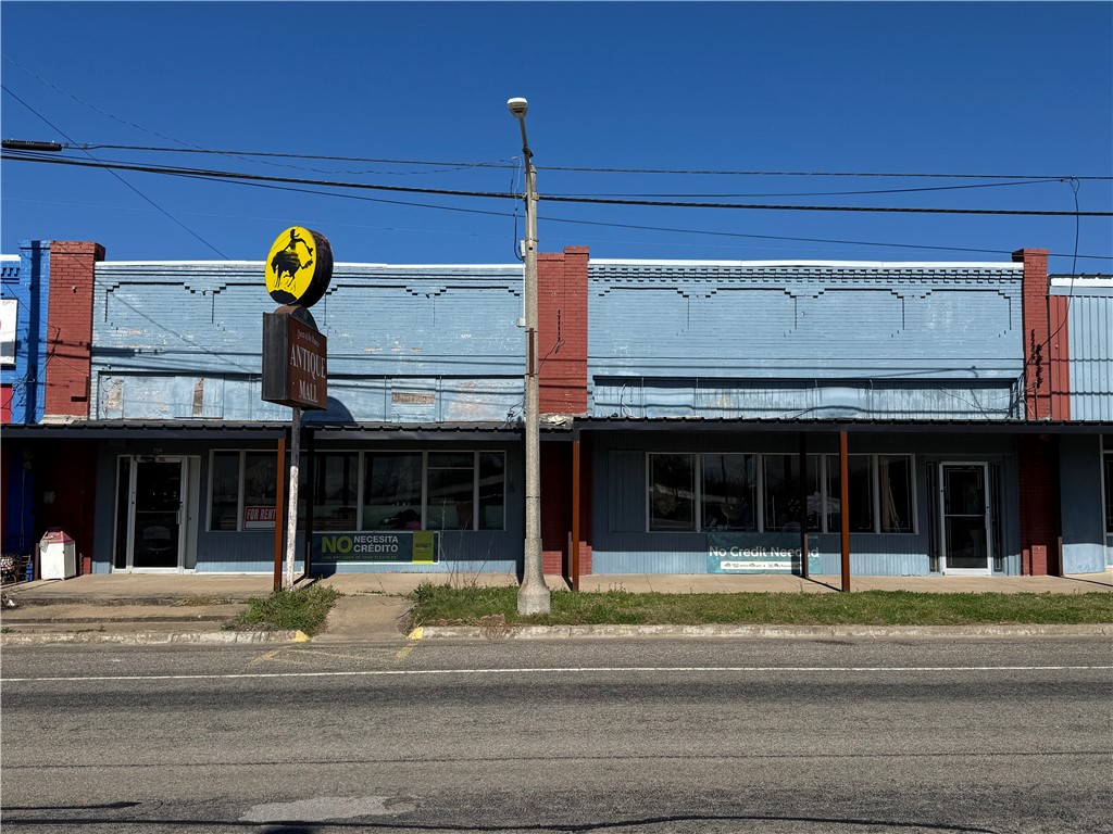 208 E Gassaway Avenue Lott TX 76656