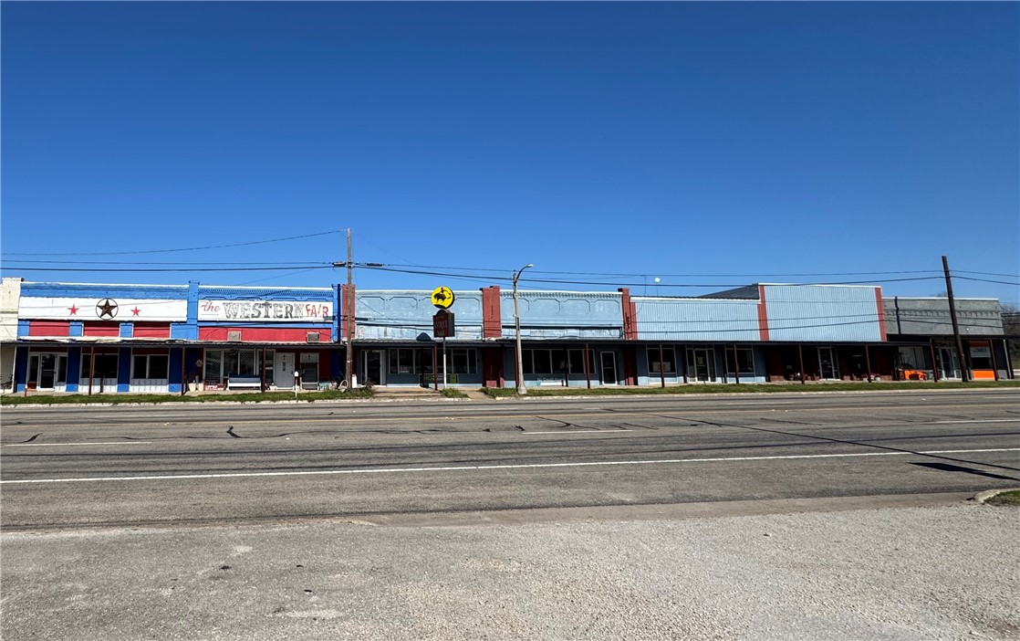 208 E Gassaway Avenue Lott TX 76656