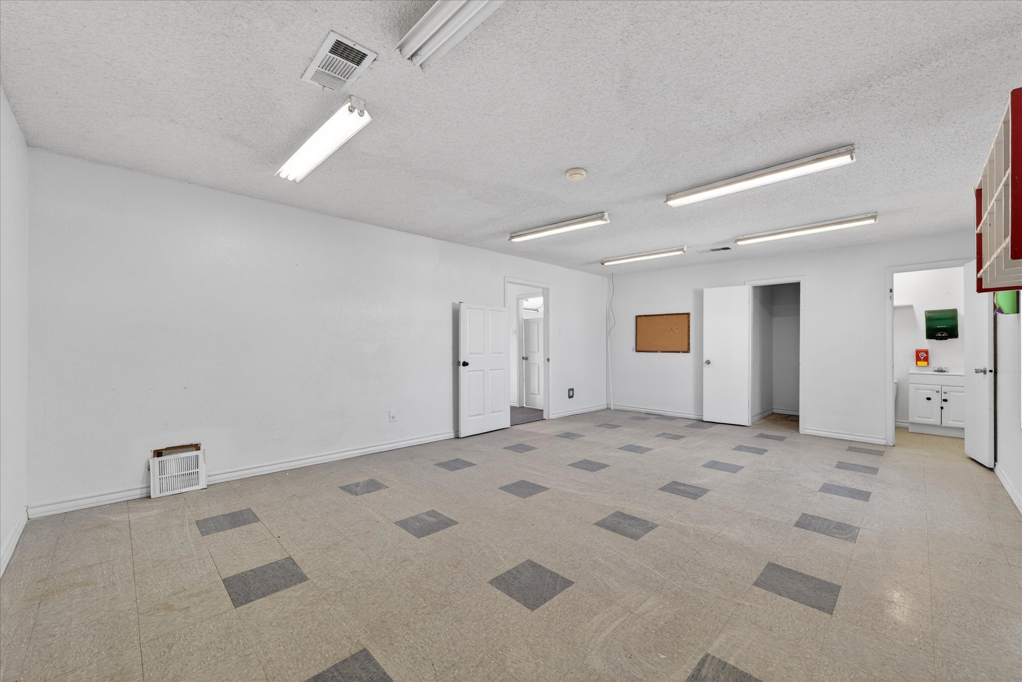 611 W Spring Valley Road Hewitt TX 76643