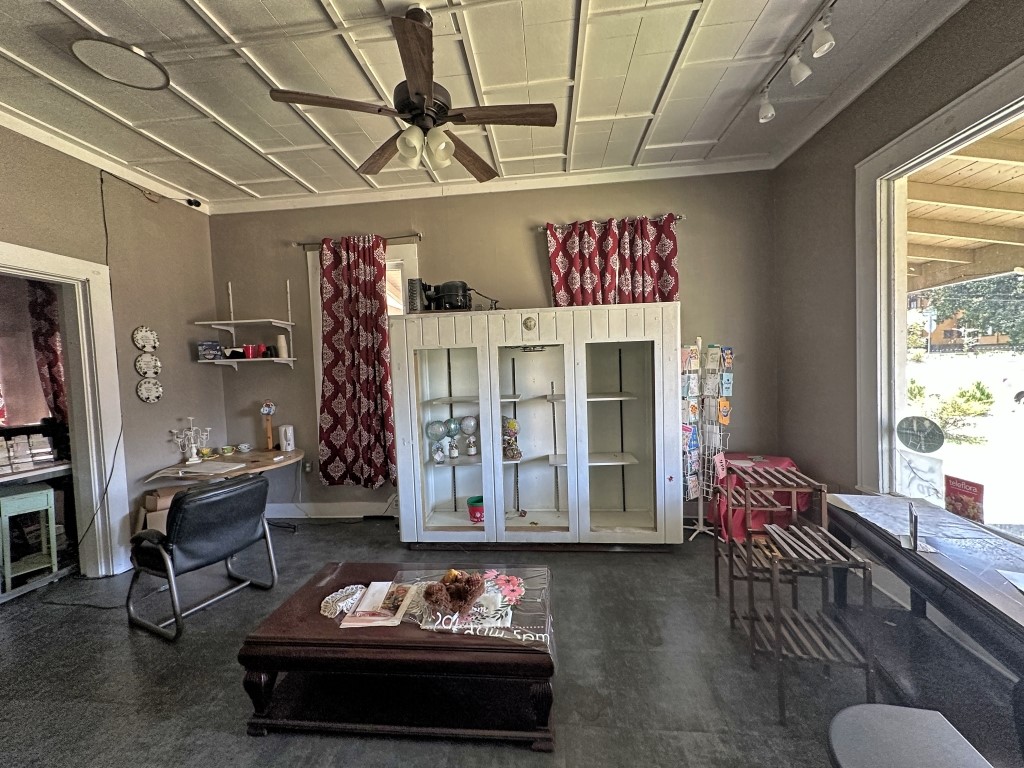 208 S Magnolia Street Palestine TX 75801