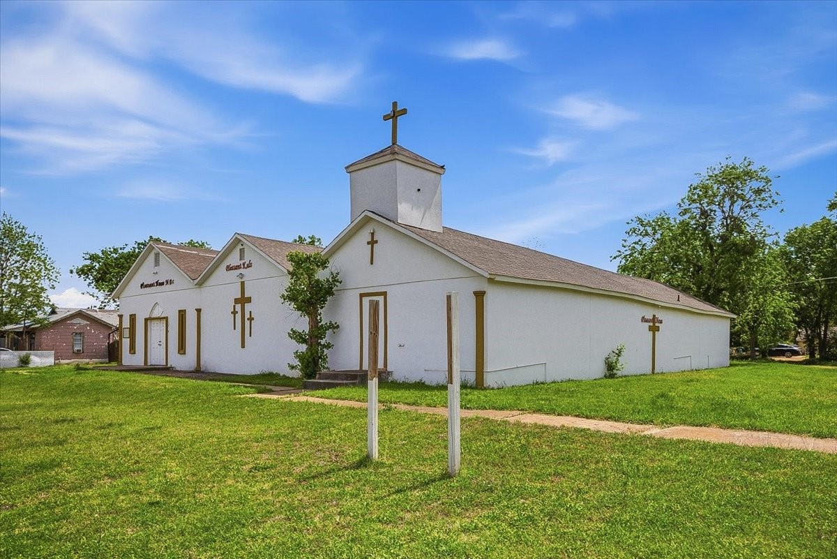 1700 E Davis Avenue Fort Worth TX 76104