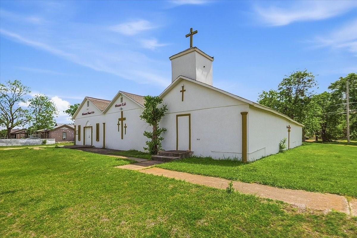 1700 E Davis Avenue Fort Worth TX 76104