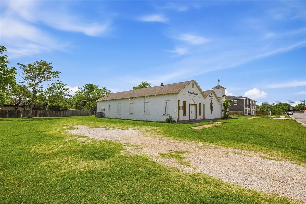 1700 E Davis Avenue Fort Worth TX 76104