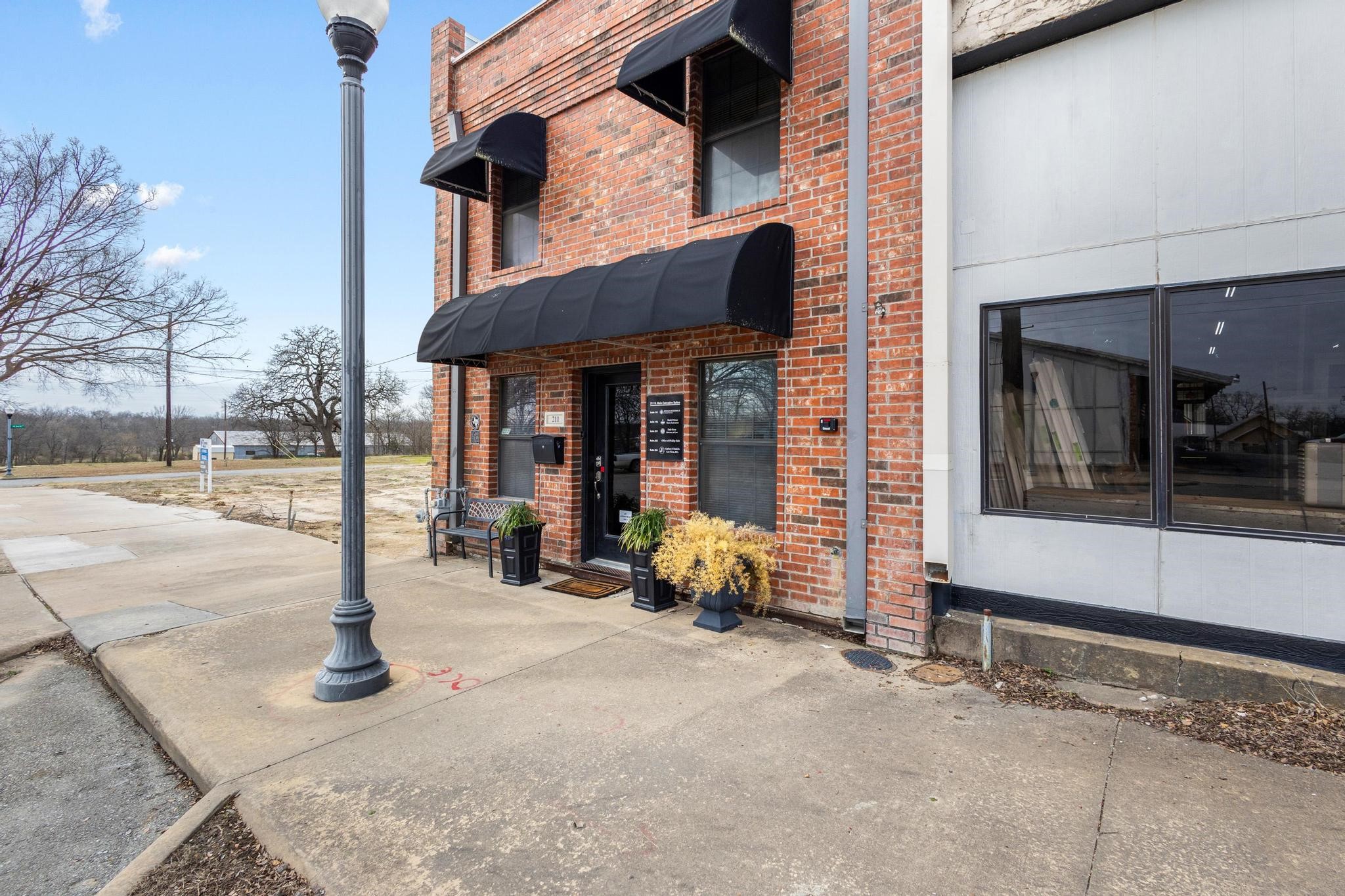 211 N Main Street Bonham TX 75418