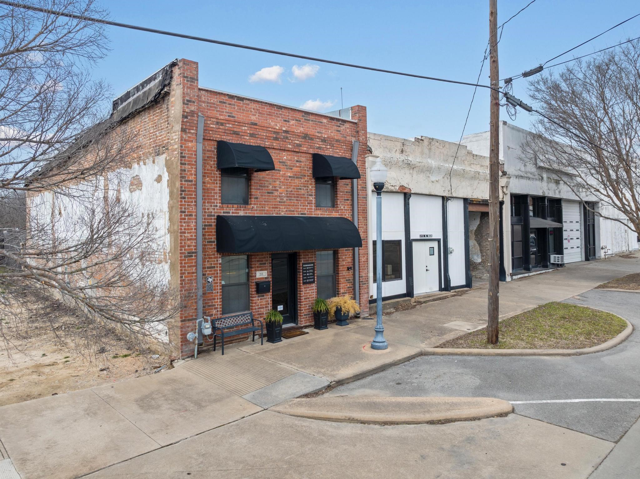 211 N Main Street Bonham TX 75418