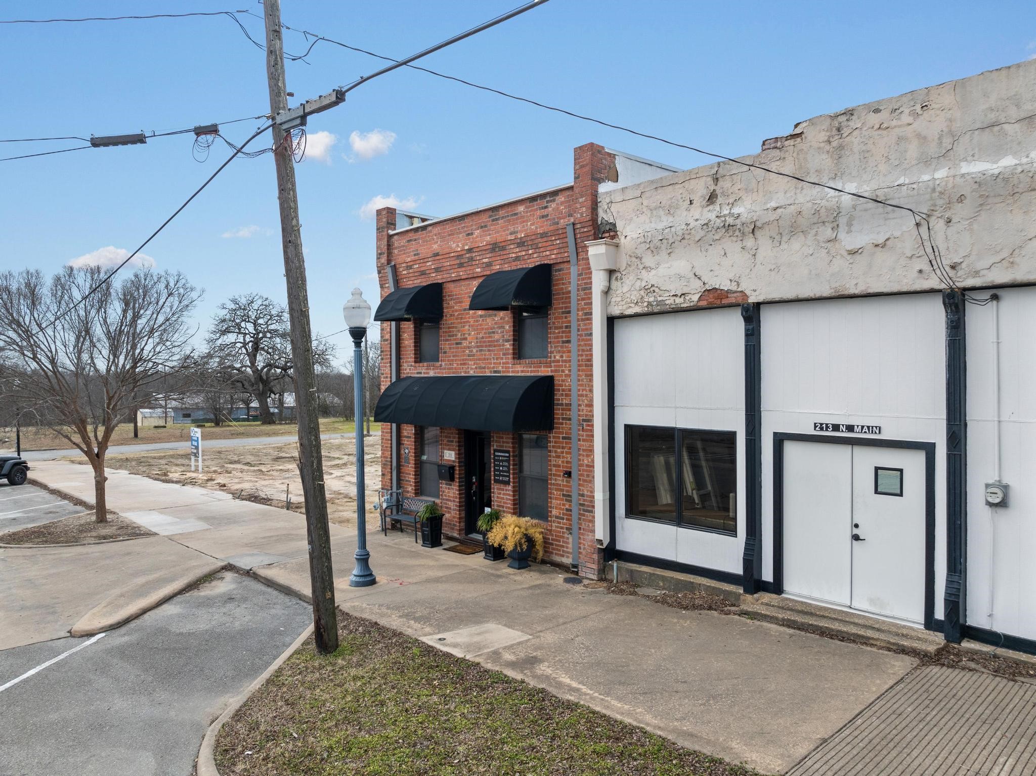 211 N Main Street Bonham TX 75418