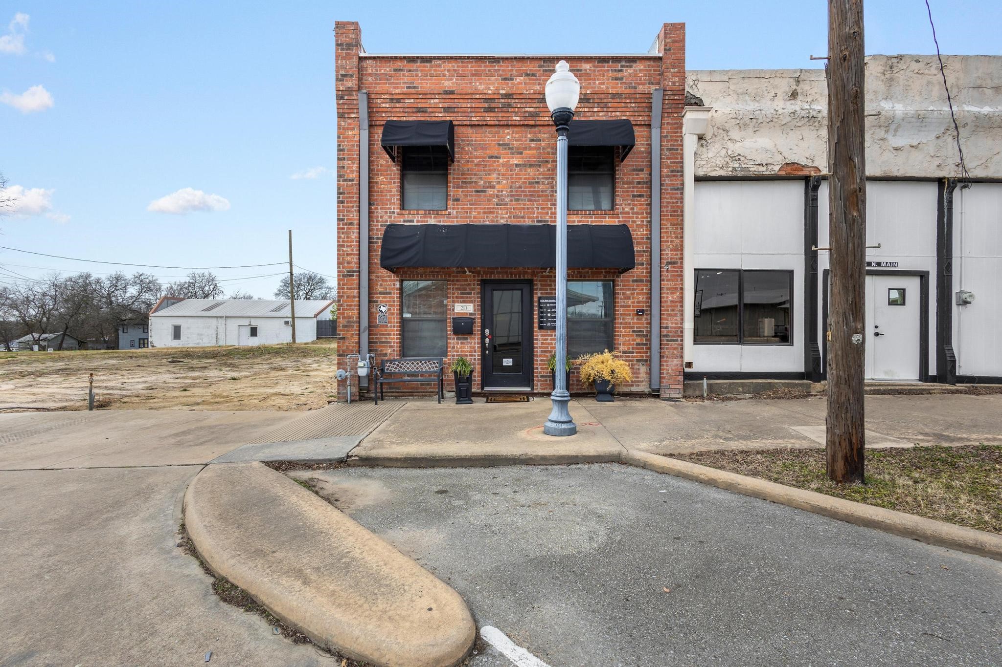 211 N Main Street Bonham TX 75418