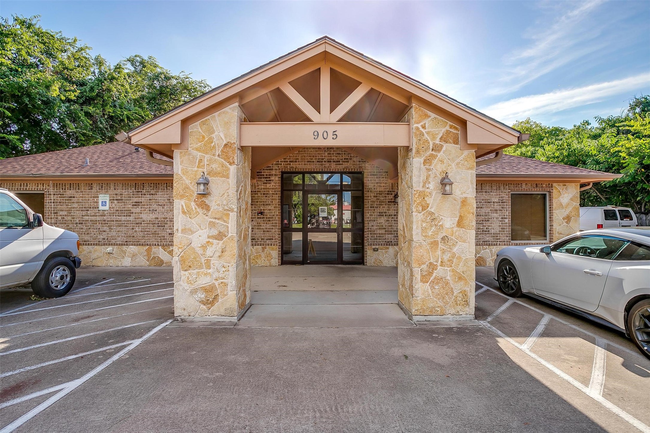 905 Roberts Cut Off River Oaks TX 76114