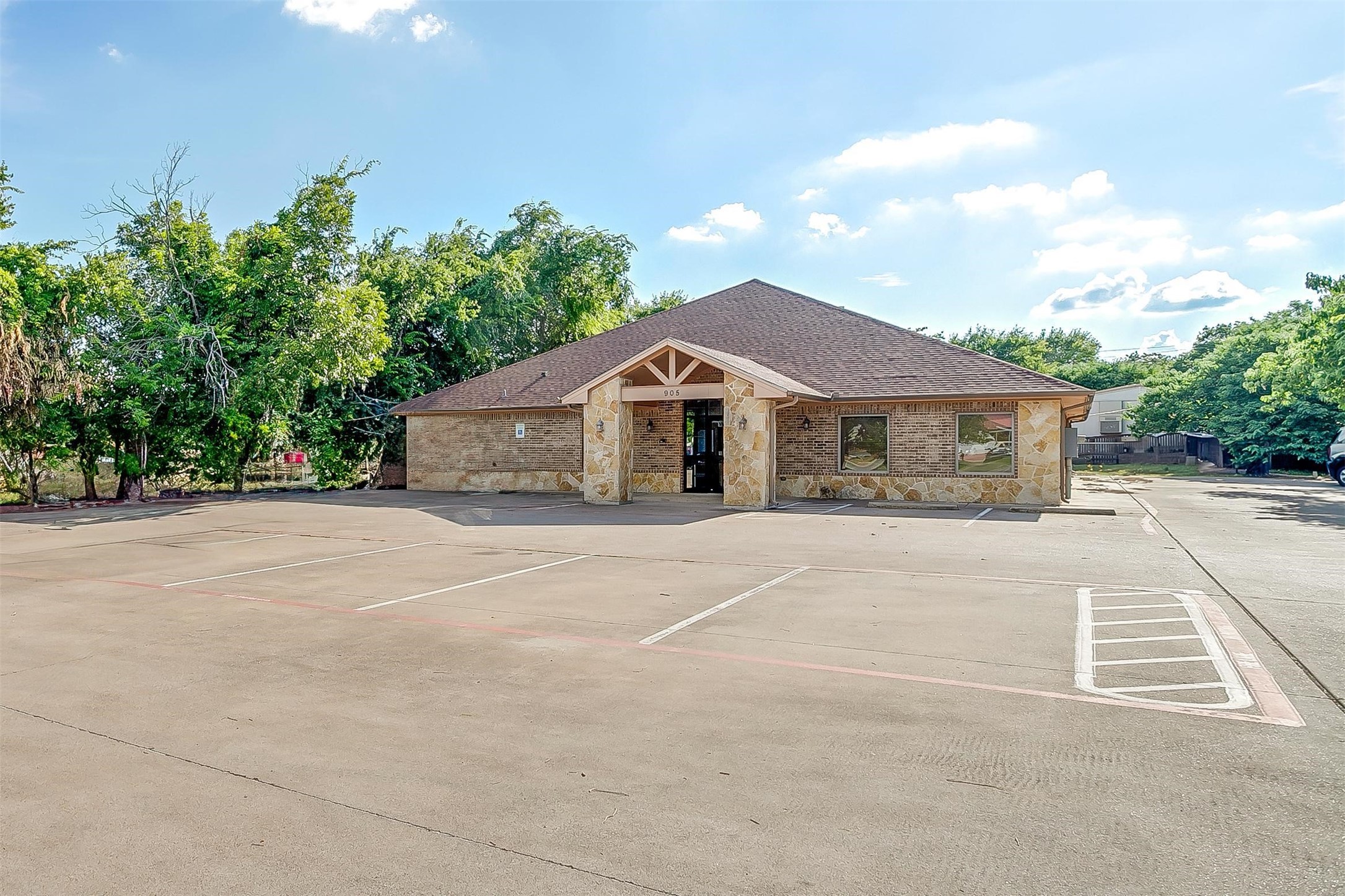 905 Roberts Cut Off River Oaks TX 76114